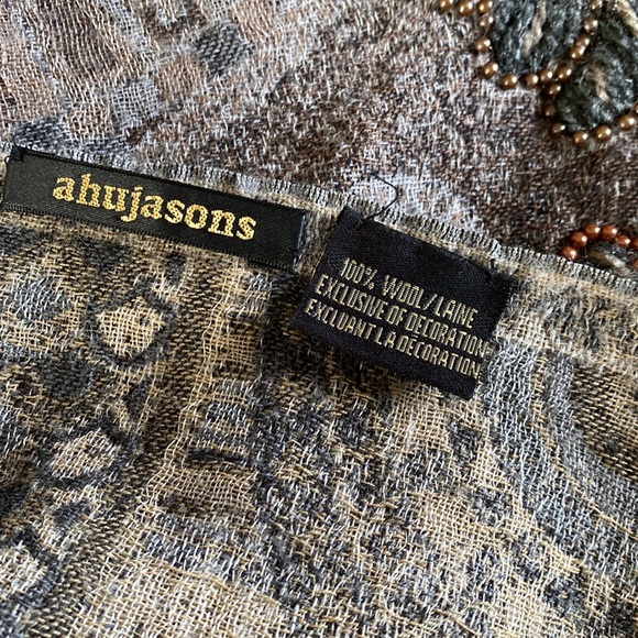 Embroidered fringed wool wrap - Picture 6 of 9